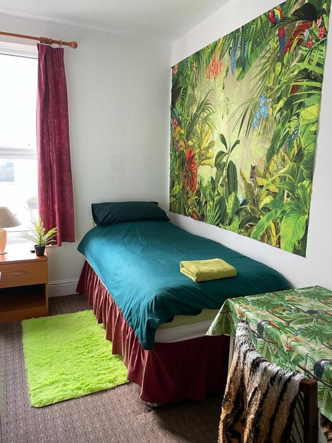 The Blue Moon Bed & Breakfast Blackpool Bagian luar foto