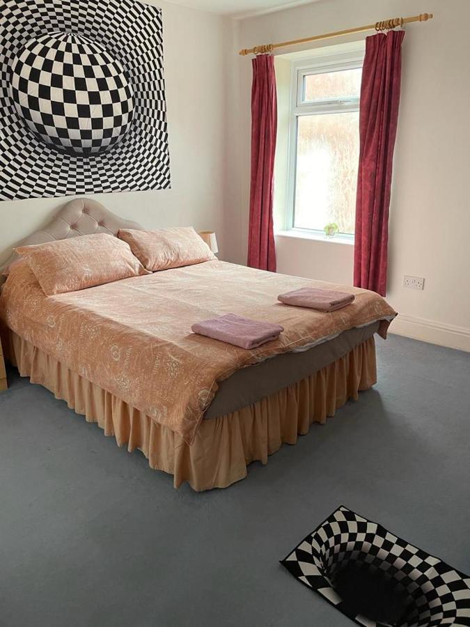 The Blue Moon Bed & Breakfast Blackpool Bagian luar foto