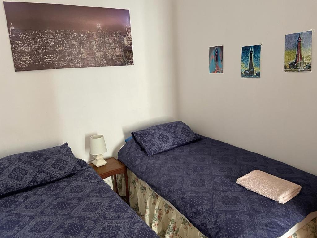 The Blue Moon Bed & Breakfast Blackpool Bagian luar foto