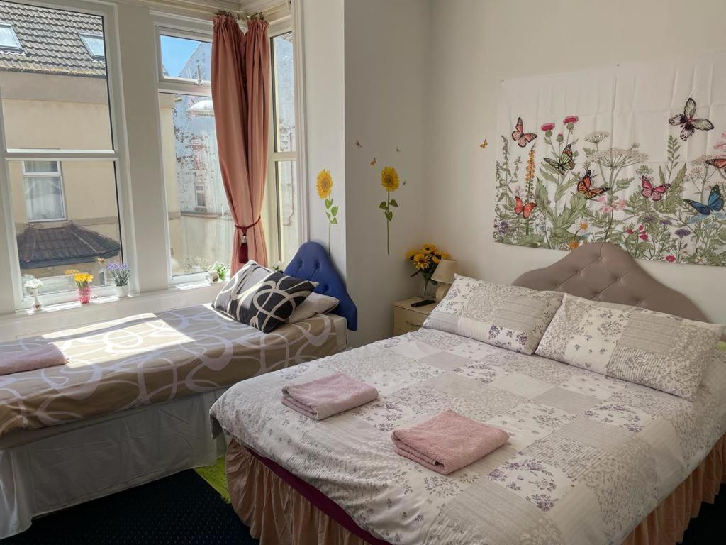 The Blue Moon Bed & Breakfast Blackpool Bagian luar foto