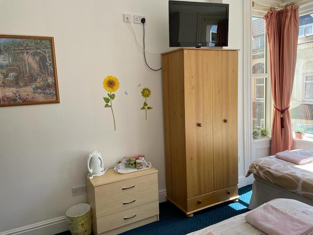 The Blue Moon Bed & Breakfast Blackpool Bagian luar foto