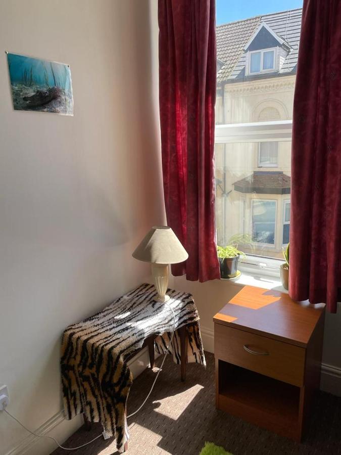 The Blue Moon Bed & Breakfast Blackpool Bagian luar foto