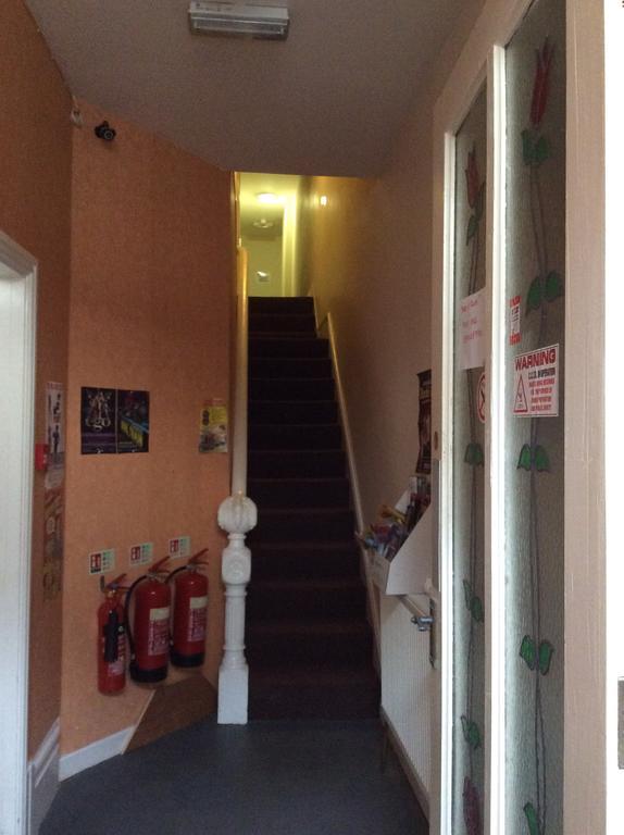 The Blue Moon Bed & Breakfast Blackpool Bagian luar foto